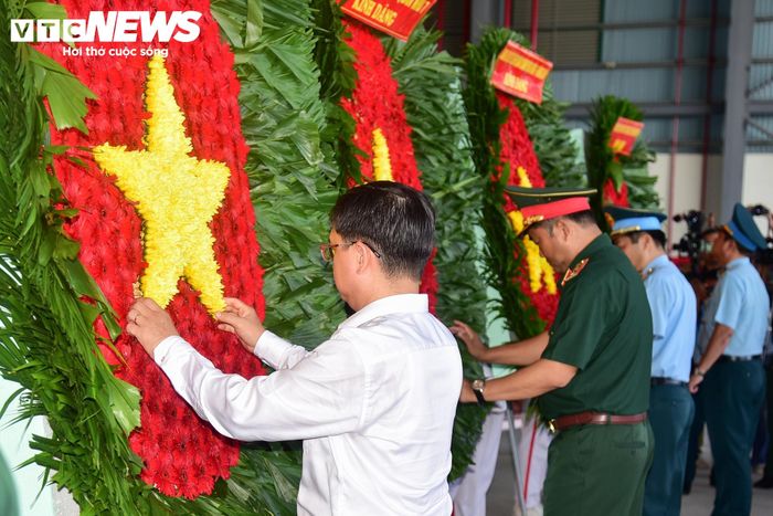 Trong không khí trang nghiêm, các đại biểu dâng hoa, dâng hương và dành một phút mặc niệm tưởng nhớ những người con ưu tú của dân tộc đã hiến dâng tuổi xuân, cuộc đời cho độc lập, tự do của Tổ quốc.