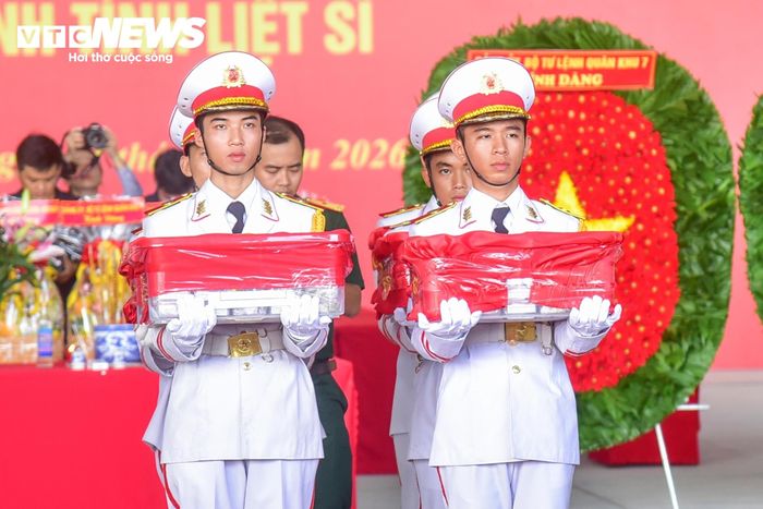 Sau nghi thức dâng hoa, dâng hương, các thùng đựng mẫu được lực lượng tiêu binh trang trọng di chuyển lên máy bay vận tải quân sự CASA-295 của Lữ đoàn 918, Quân chủng Phòng không - Không quân.