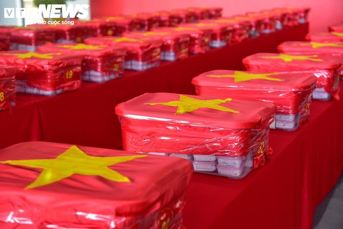 Trong đợt vận chuyển này, 7.104 mẫu sinh phẩm hài cốt liệt sĩ được niêm phong, đóng gói nghiêm ngặt trong 100 thùng chuyên dụng, phủ Quốc kỳ, với tổng trọng lượng khoảng 1.300kg.