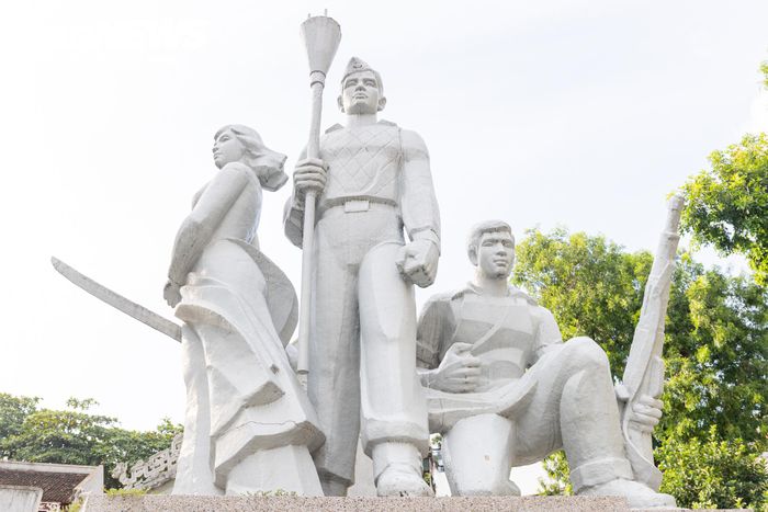 Ba nhân vật trong tượng đài được khắc họa trong tư thế mạnh mẽ, thể hiện tinh thần chiến đấu và đại diện cho ba lực lượng tiêu biểu đã tham gia bảo vệ Hà Nội trong những ngày đầu Toàn quốc kháng chiến cuối năm 1946, đầu năm 1947. 