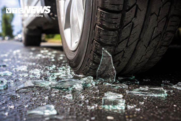 Người lái cần kiểm tra lốp xe cẩn thận khi đi qua khu vực kính vỡ. (Ảnh: AI)