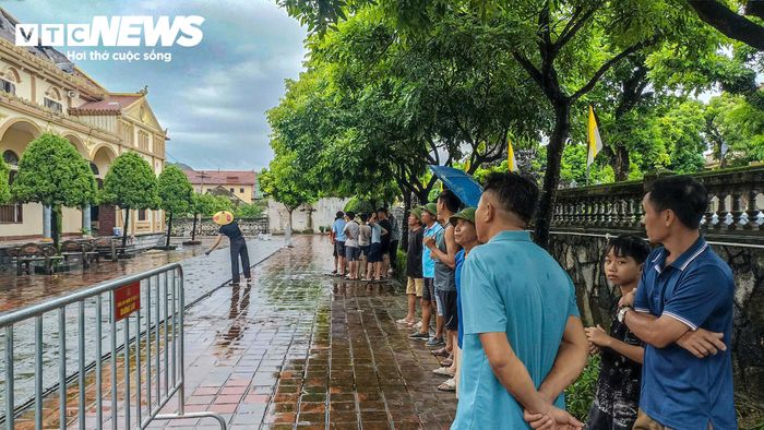 Đứng bên ngoài khu vực phong tỏa, nhiều giáo dân không khỏi xót xa khi nhìn nơi vốn gắn bó với các hoạt động sinh hoạt tôn giáo của cộng đồng nay ngổn ngang sau hỏa hoạn. “Đây là nơi bà con giáo dân thường xuyên đến sinh hoạt, cầu nguyện và tham gia các hoạt động của giáo xứ. Tối qua nhìn lửa cháy mà ai cũng lo, sáng nay thấy cảnh nhà thờ như thế này thực sự rất buồn”, anh Hạ chia sẻ.