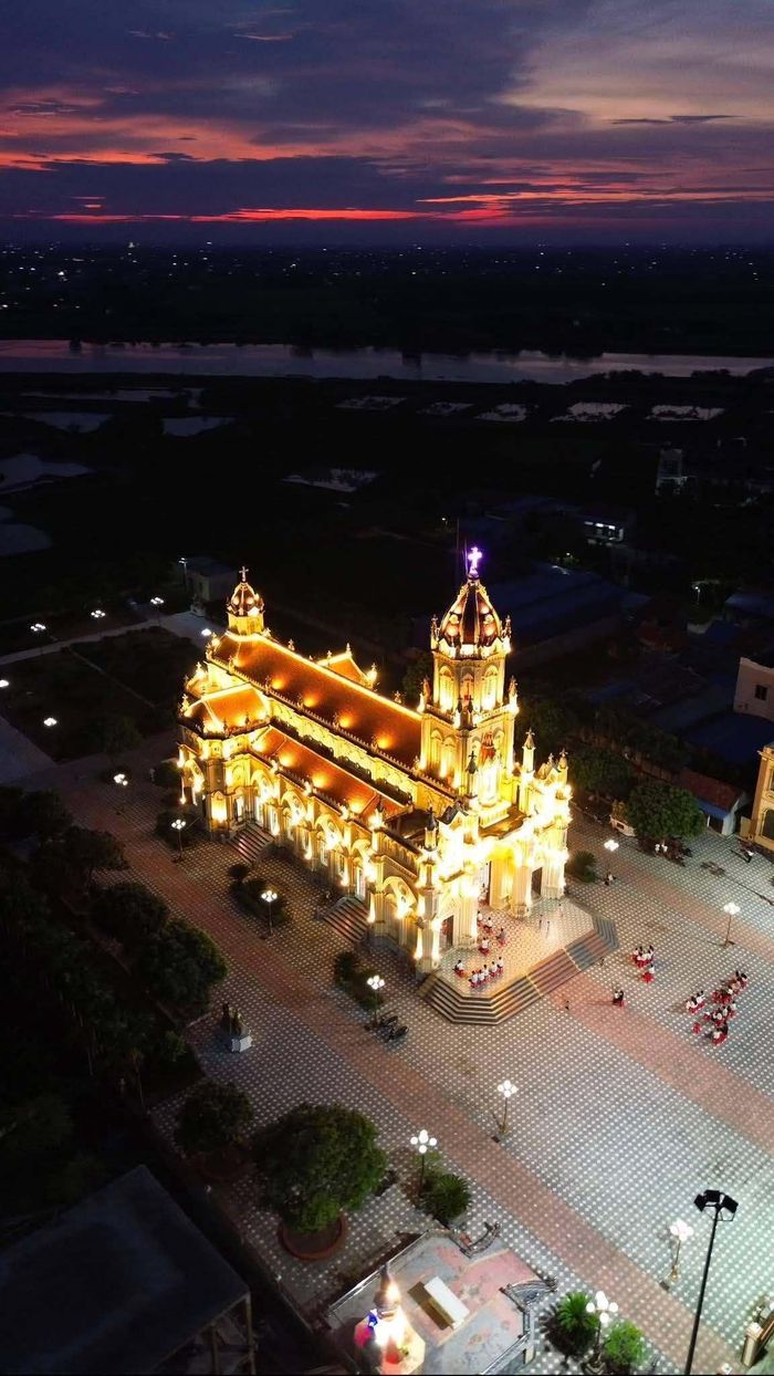 Hình ảnh nhà thờ giáo xứ Áng Sơn trước khi xảy ra hỏa hoạn; giáo xứ được thành lập năm 1920, thuộc Giáo phận Phát Diệm, có khuôn viên khoảng 10.000m², 1.375 tín hữu và 5 giáo họ. Ngôi nhà thờ hiện nay được xây dựng năm 1996. (Ảnh: Giáo xứ Áng Sơn)