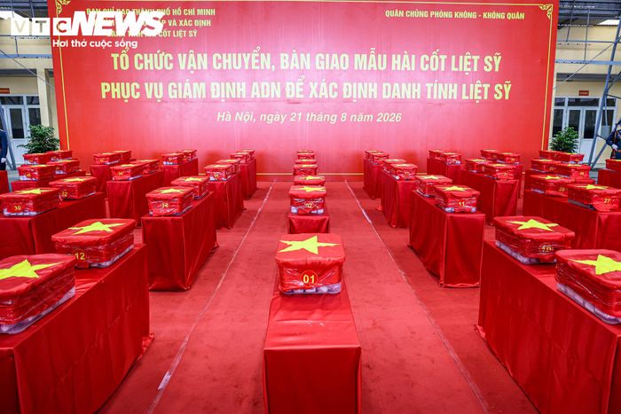 Trước đó, sáng 21/8, tại ga quân sự sân bay quốc tế Tân Sơn Nhất, Ban Chỉ đạo TP.HCM về tìm kiếm, quy tập và xác định danh tính hài cốt liệt sĩ phối hợp với Quân chủng Phòng không - Không quân tổ chức lễ dâng hoa, dâng hương tưởng niệm các Anh hùng liệt sĩ. Sau nghi lễ, số mẫu sinh phẩm được bàn giao để vận chuyển ra Hà Nội.