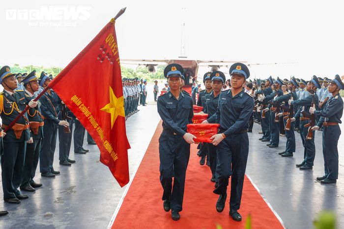 Sau khi hoàn tất thủ tục tại sân bay Gia Lâm, toàn bộ số mẫu được chuyển tới Viện Hàn lâm Khoa học và Công nghệ Việt Nam để phân tích, giám định ADN. Kết quả giám định sẽ được đối chiếu với dữ liệu ADN của thân nhân liệt sĩ do các cơ quan chức năng thu thập, phục vụ việc xác định danh tính những liệt sĩ còn thiếu thông tin.
