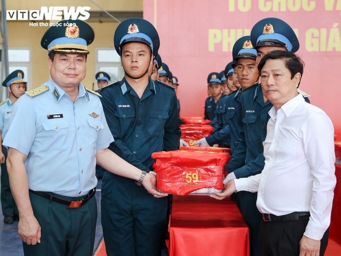 Để bảo đảm an toàn cho chuyến bay, Sư đoàn Không quân 370 phối hợp với Lữ đoàn 918 chuẩn bị hai máy bay CASA C-295, gồm một máy bay thực hiện nhiệm vụ chính và một máy bay dự bị. Các đơn vị tổ chức hiệp đồng, luyện tập, đồng thời chuẩn bị phương án sử dụng sân bay dự bị, theo dõi thời tiết và phối hợp với lực lượng điều hành bay.