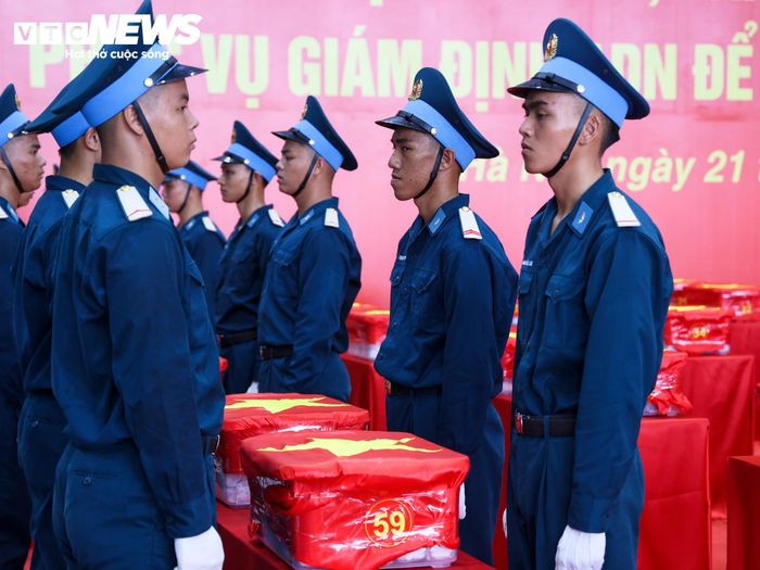 Theo thông tin từ TP.HCM, thành phố đã hoàn thành việc lấy mẫu tại 18/18 nghĩa trang, với hơn 9.800 mẫu sinh phẩm từ các phần mộ chưa xác định danh tính. Trong số này, 7.104 mẫu đủ điều kiện được đưa ra Hà Nội để phục vụ giám định ADN.