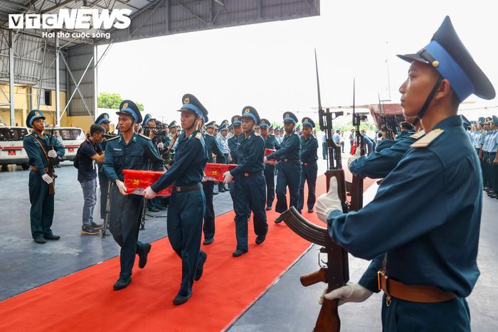 7.104 mẫu sinh phẩm được niêm phong, bảo quản trong 100 thùng chuyên dụng, đáp ứng yêu cầu về kỹ thuật trong quá trình vận chuyển. Các thùng chứa mẫu lần lượt được đưa xuống máy bay, kiểm đếm trước khi bàn giao cho đơn vị tiếp nhận.