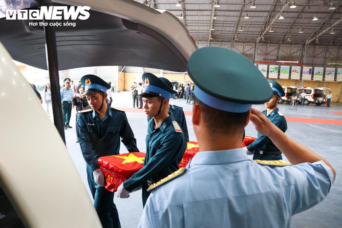 Đại tá Đỗ Văn Lành, Lữ đoàn trưởng Lữ đoàn Không quân 918, cho biết đây là lần đầu đơn vị phối hợp thực hiện chuyến bay vận chuyển số lượng lớn mẫu sinh phẩm hài cốt liệt sĩ phục vụ giám định ADN. Cán bộ, chiến sĩ tham gia chuyến bay được quán triệt yêu cầu thực hiện nhiệm vụ với trách nhiệm cao, bảo đảm an toàn trong toàn bộ quá trình vận chuyển.
