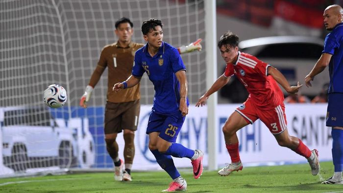 Tiền đạo Patrik Gustavsson (số 25) muốn biến kinh nghiệm từ thất bại trước Việt Nam ở kỳ giải trước thành động lực. (Ảnh: ASEAN United FC)
