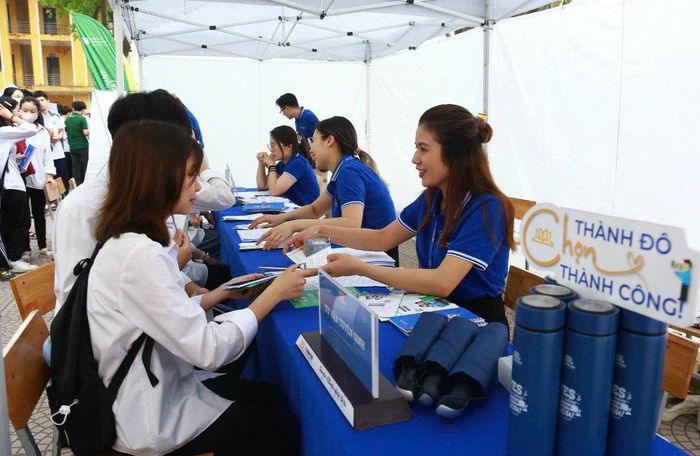Tư vấn cho học sinh các ngành của Trường Đại học Thành Đô. Ảnh: Phương Hạnh