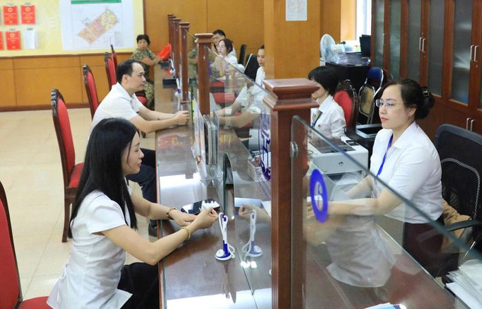 Giải quyết thủ tục cho người dân tại Điểm phục vụ hành chính công Thanh Xuân. Ảnh: Quang Thái