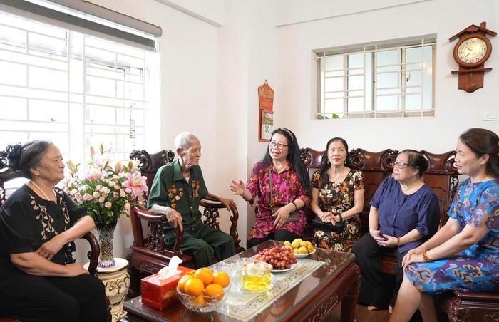 Một buổi trò chuyện của người dân Tổ dân phố số 37 Mỹ Đình (phường Từ Liêm). Ảnh: Hữu Tiệp