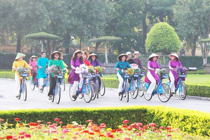 Phát triển văn hóa và xây dựng người Hà Nội thanh lịch, văn minh là nhiệm vụ được thành phố Hà Nội quan tâm, triển khai đạt hiệu quả thiết thực. Ảnh: Quang Thái