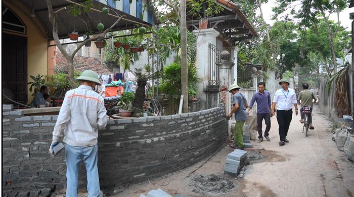Người dân thôn Cao Bộ, xã Bình Minh hiến đất mở đường vì sự phát triển chung của địa phương. Ảnh Đ. Đạt
