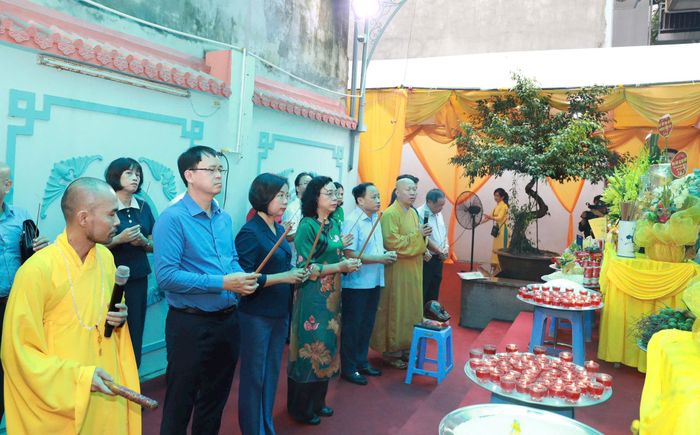 Các đại biểu thành kính dâng hương tại khu tưởng niệm. Ảnh: Việt Thắng