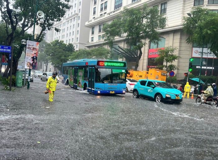 Hà Nội dự kiến tiếp tục có mưa kéo dài đến ngày 23-8. Ảnh: CTV.