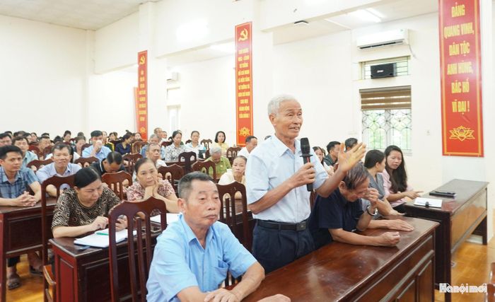 Người dân xã Dân Hòa nêu ý kiến tại hội nghị. Ảnh: Lê Dung