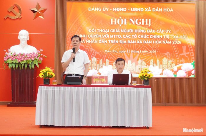 Phó Bí thư Đảng ủy, Chủ tịch UBND xã Dân Hòa Đinh Hữu Bình trao đổi tại hội nghị. Ảnh: Lê Dung.