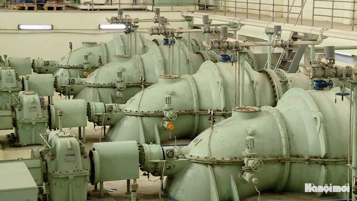 Các trạm bơm được vận hành để hạ mực nước. Ảnh: PV
