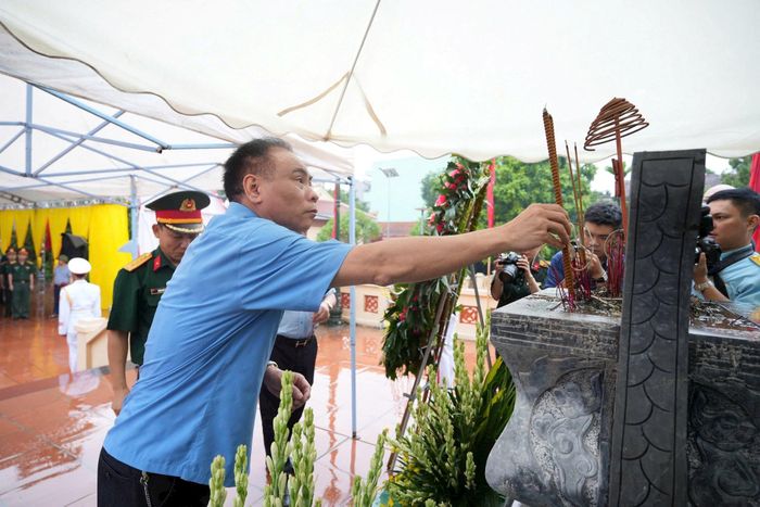Đồng chí Nguyễn Gia Hiển, Bí thư Đảng ủy, Chủ tịch HĐND xã Đan Phượng dâng hương tưởng niệm các Anh hùng liệt sĩ. Ảnh: Ngân Nguyễn