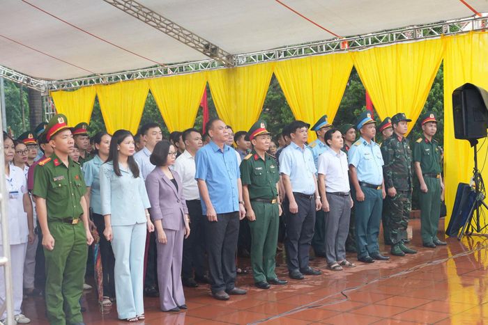 Các đại biểu thực hiện nghi thức dâng hương tưởng niệm các Anh hùng liệt sĩ. Ảnh: Ngân Nguyễn