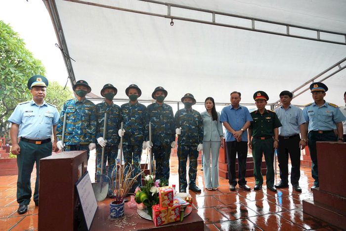 Đại biểu dâng hương, làm lễ trước khi khai quật phần mộ liệt sĩ chưa xác định được thông tin. Ảnh: Ngân Nguyễn