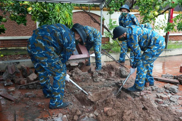 Việc khai quật phần mộ liệt sĩ bảo đảm quy trình khoa học. Ảnh: Ngân Nguyễn