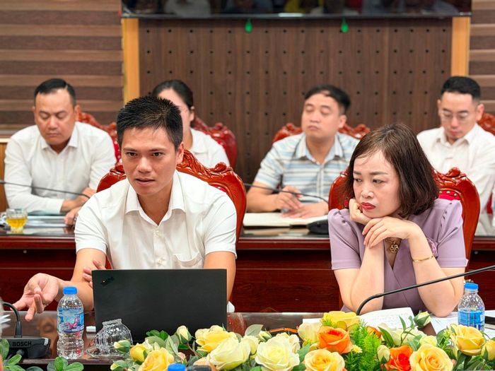 Chủ tịch UBND xã Phúc Thịnh Nguyễn Văn Bằng (áo trắng) phát biểu tại buổi làm việc. Ảnh: Thanh Hà
