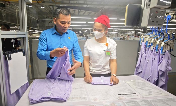 Lãnh đạo Liên đoàn Lao động thành phố Hà Nội thăm hỏi đời sống người lao động ngành dệt may. Ảnh: Hải Hà