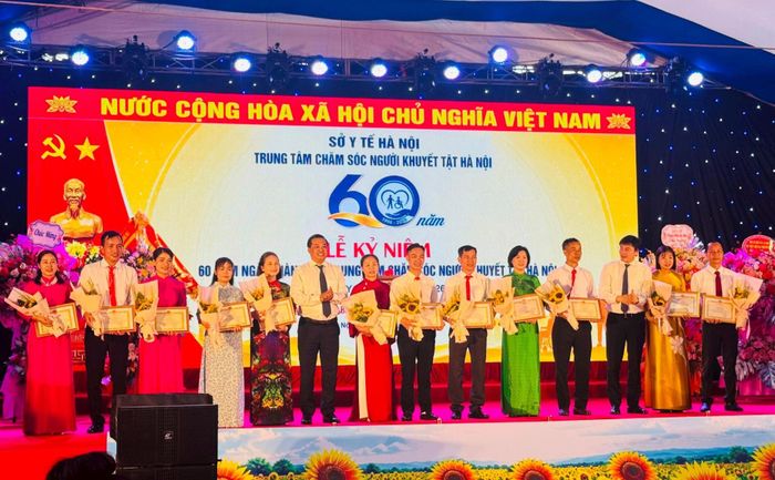 Lãnh đạo Sở Y tế Hà Nội khen thưởng các điển hình xuất sắc. Ảnh: Mai Hoa