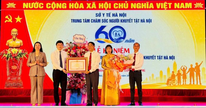 Trao Bằng khen của Thủ tướng Chính phủ tặng Trung tâm. Ảnh: Mai Hoa