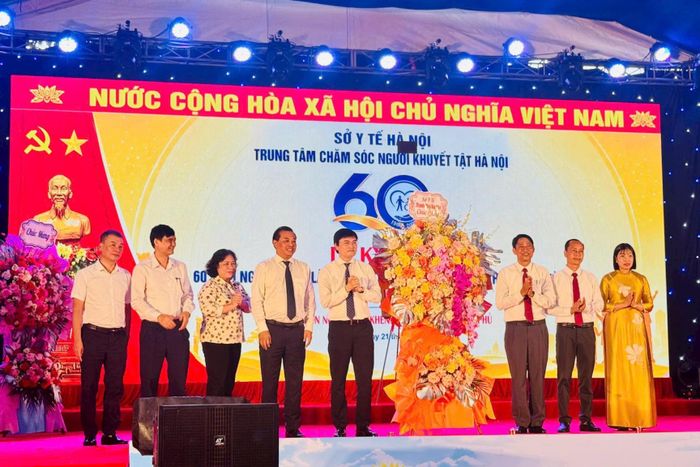 Lãnh đạo Sở Y tế Hà Nội chúc mừng Trung tâm. Ảnh: Mai Hoa