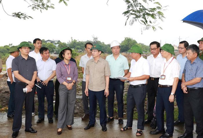 Đại diện chủ đầu tư và lãnh đạo địa phương báo cáo kết quả thực hiện dự án. Ảnh: Tùng Nguyễn