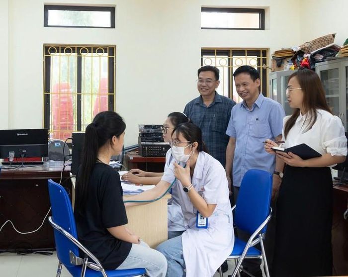 Đoàn công tác trực tiếp theo dõi quy trình tổ chức, tình hình thăm khám sức khoẻ cho học sinh. Ảnh: Cao Hồng