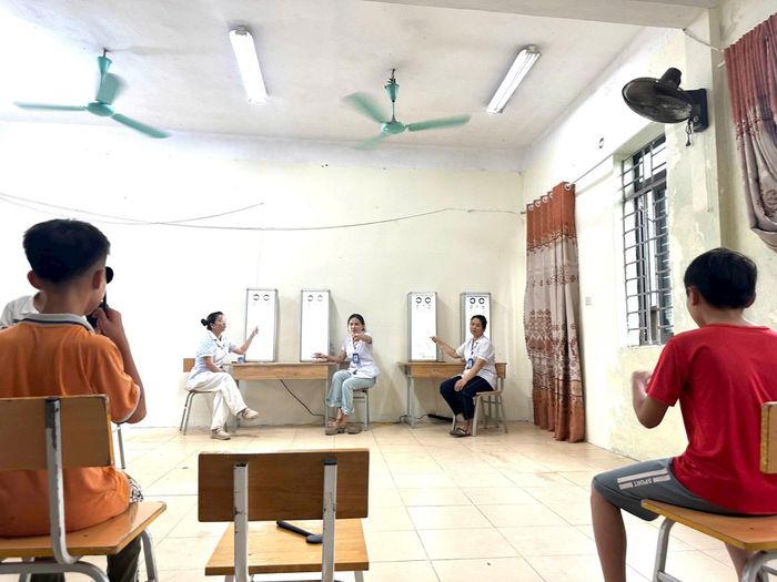 Cán bộ, nhân viên y tế khám sức khoẻ cho học sinh Trường THCS Ứng Thiên. Ảnh: Nguyễn Thanh