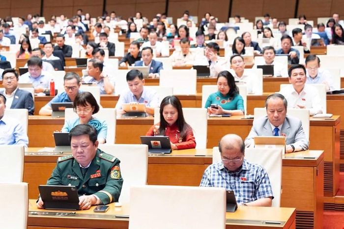 Các đại biểu Quốc hội thảo luận ở hội trường về định hướng chính sách sửa đổi Luật Nhà ở năm 2023. Ảnh: Quochoi.vn