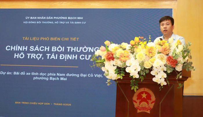 Phó Giám đốc Ban QLDA đầu tư - hạ tầng phường Bạch Mai Trần Nam Sơn phổ biến chính sách bồi thường, hỗ trợ, TĐC thực hiện dự án. Ảnh: PV