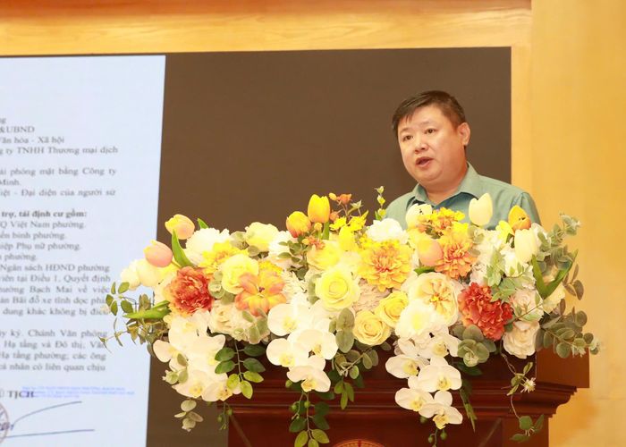 Trưởng phòng Kinh tế, Hạ tầng và Đô thị phường Bạch Mai Ninh Anh Hải công bố căn cứ pháp lý thực hiện dự án. Ảnh: PV