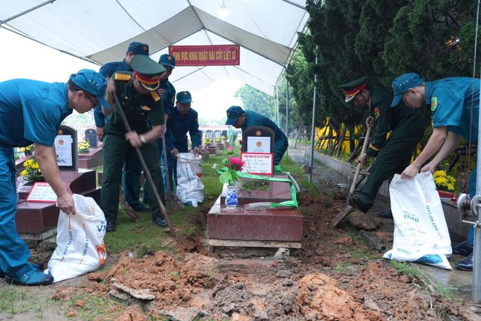 Các đơn vị thực hiện việc khai quật phần mộ chưa xác định được thông tin để phục vụ công tác giám định ADN. Ảnh: Công Phương