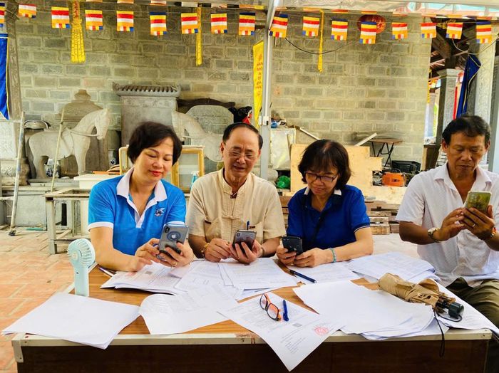Hội viên phụ nữ phường Văn Miếu - Quốc Tử Giám tích cực tham gia cùng các lực lượng trên địa bàn nhằm tháo gỡ điểm nghẽn về chuyển đổi số. Ảnh: An Quyên