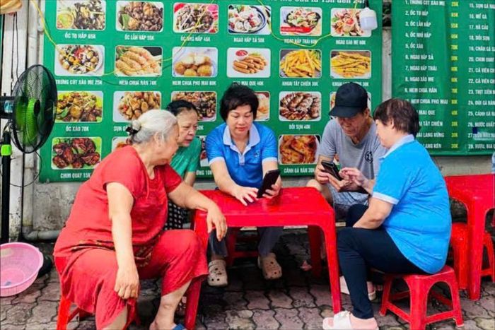 Người dân trên địa bàn được hướng dẫn theo hình thức "cầm tay chỉ việc". Ảnh: An Quyên