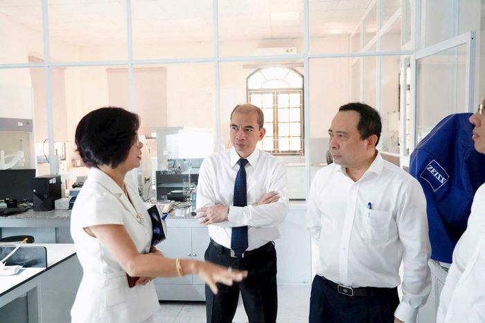 Các đại biểu thăm quan Viện Hải dương học Nha Trang. Ảnh: PV