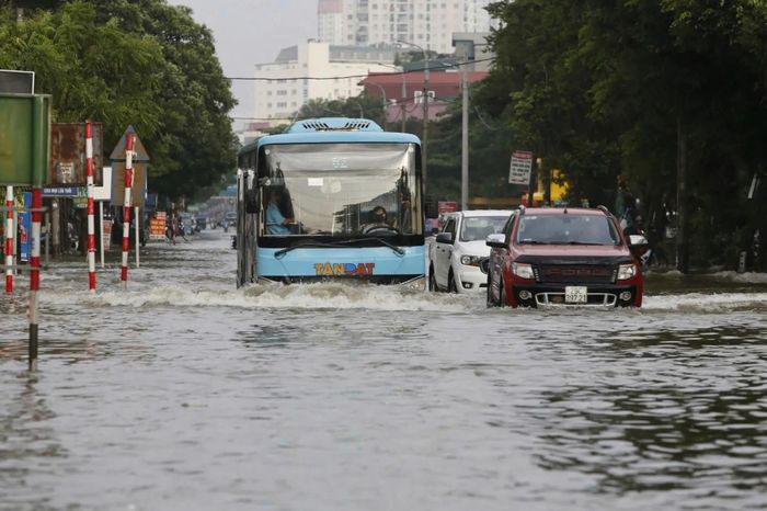 Ngập lụt là bài toán đô thị đặt ra đối với Hà Nội. Ảnh: HNM.