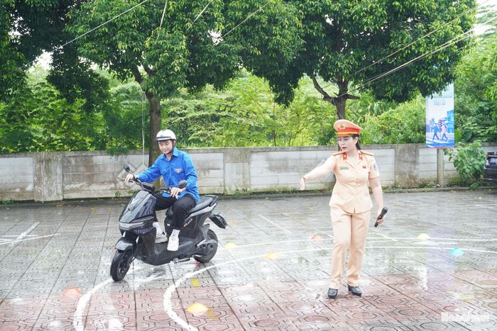 Thanh niên trải nghiệm kỹ năng lái xe an toàn. Ảnh: Lê Dung.