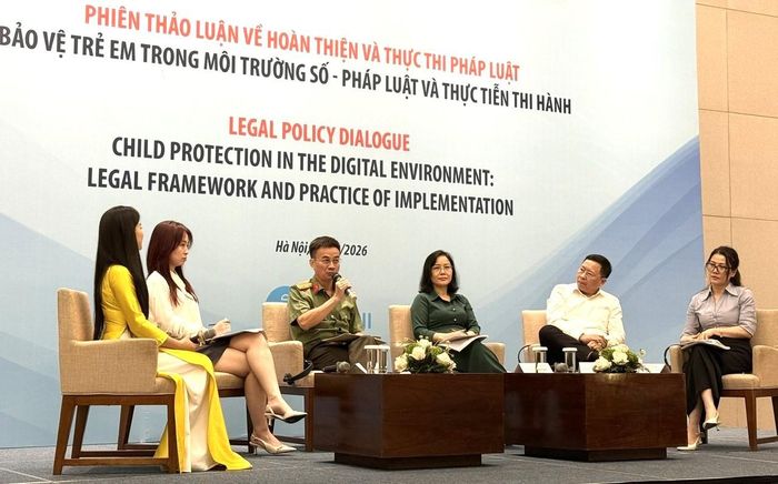 Thượng tá Đỗ Thái Huy (thứ ba từ trái sang), Phó Trưởng phòng Thông tin an ninh mạng, Cục An ninh mạng và phòng, chống tội phạm sử dụng công nghệ cao (A05), Bộ Công an; TS. Trần Văn Đạt, Phó Vụ trưởng Vụ Học sinh, sinh viên, Bộ Giáo dục và Đào tạo (thứ hai từ phải sang) cùng các đại biểu tham dự tọa đàm. Ảnh: Kiều Thoan Thu
