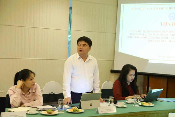 Ông Nguyễn Đức Tài, Phó Chủ tịch Ủy ban MTTQ Việt Nam xã Thư Lâm đóng góp ý kiến tại tọa đàm. Ảnh: Quỳnh Dương.