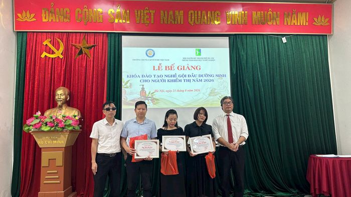 Tri ân đội ngũ giáo viên trực tiếp tham gia giảng dạy và hướng dẫn thực hành cho các học viên khiếm thị. Ảnh: Khánh Linh