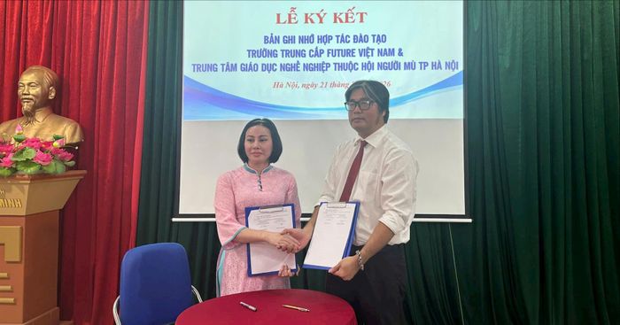 Ký kết hợp tác giữa Trung tâm Giáo dục nghề nghiệp (Hội Người mù thành phố Hà Nội) và Trường Trung cấp Future Việt Nam. Ảnh: Khánh Linh