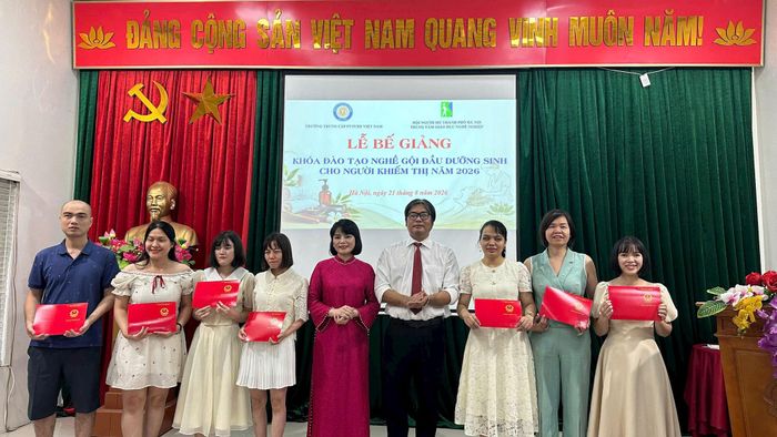 Ban Tổ chức trao chứng chỉ hoàn thành khóa đào tạo cho 15 học viên xuất sắc. Ảnh: Khánh Linh